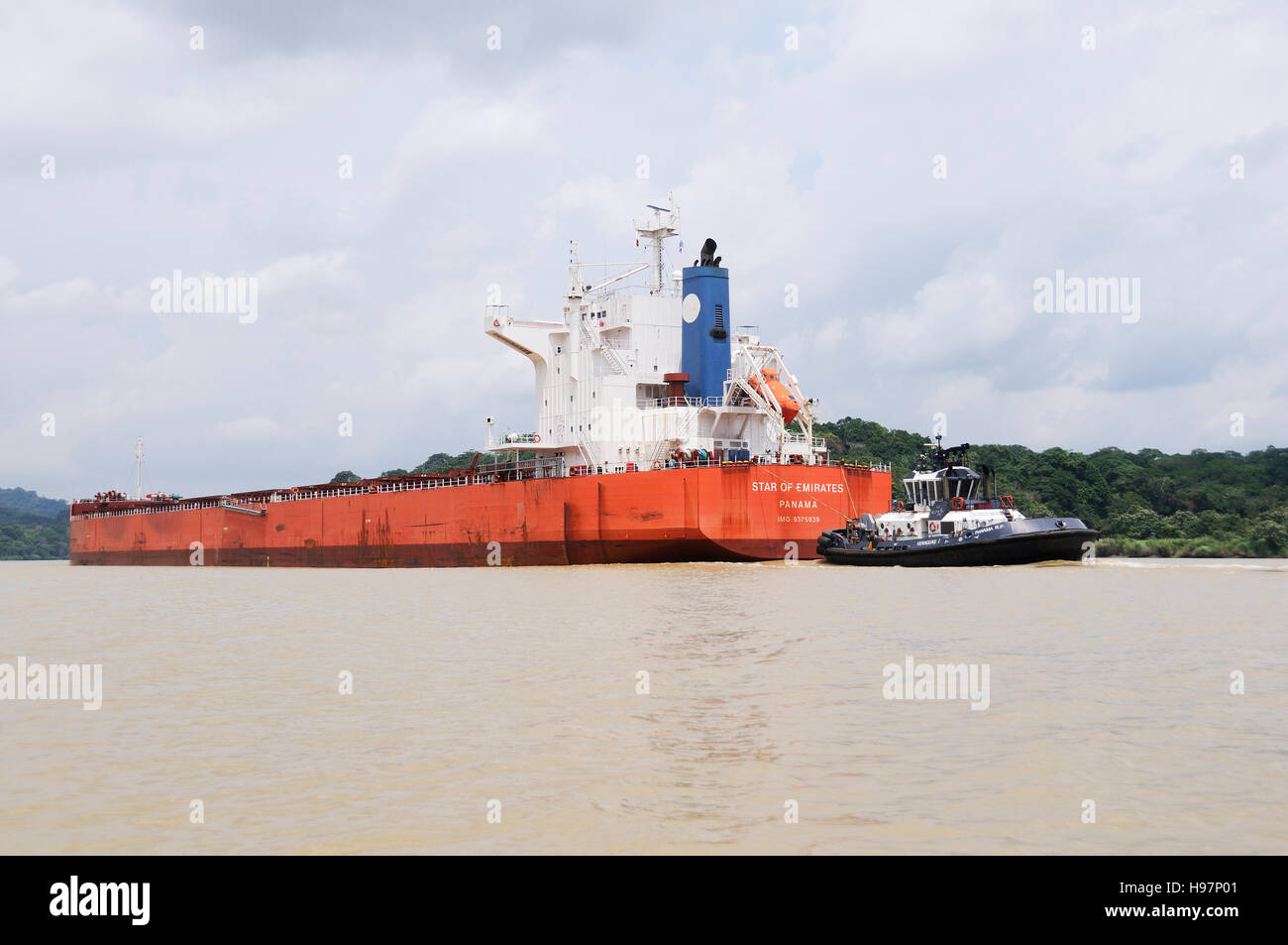Remorquage remorqueur, tuging un grand appareillage, Panama, Panama Canal Banque D'Images