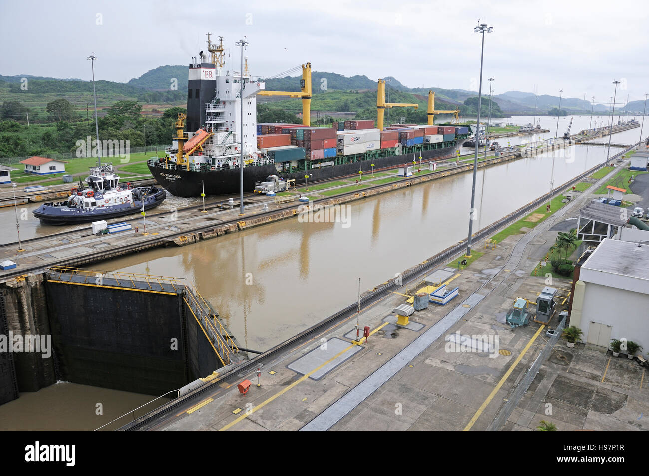 Avec porte-conteneurs sur le Canal de Panama par remorqueur de Gatun, Panama, Panama Canal Banque D'Images