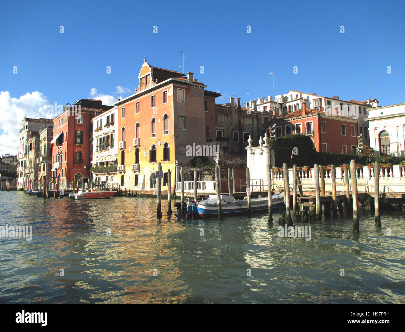 Une couleur vibrante Architecture traditionnelle le long de Grand Canal contre Ciel bleu ensoleillé de Venise, Italie Banque D'Images