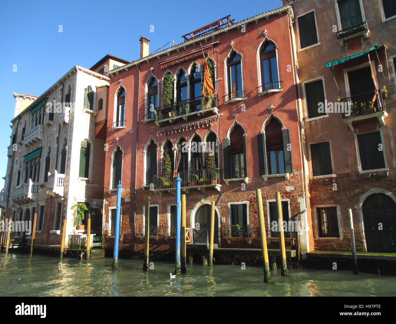 La couleur orange foncé et blanc Architecture avec Gondoles polonais en face de l'immeuble, de l'Italie Venise Banque D'Images