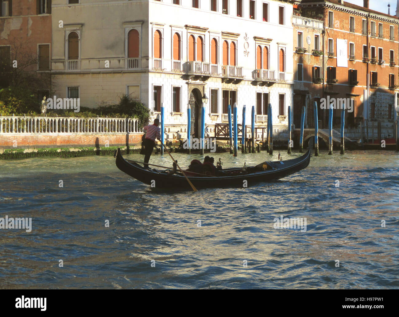 Une télécabine à Gondolier contre un bâtiment de style vénitien, sur le Grand Canal, Venise, Italie Banque D'Images