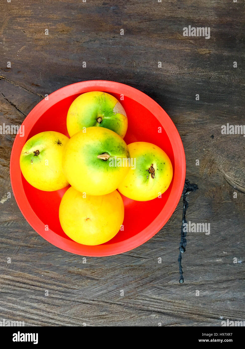 Pouteria caimito Abiu fraîches ou des fruits sur le dessus de la table en bois avec un éclairage naturel. Banque D'Images