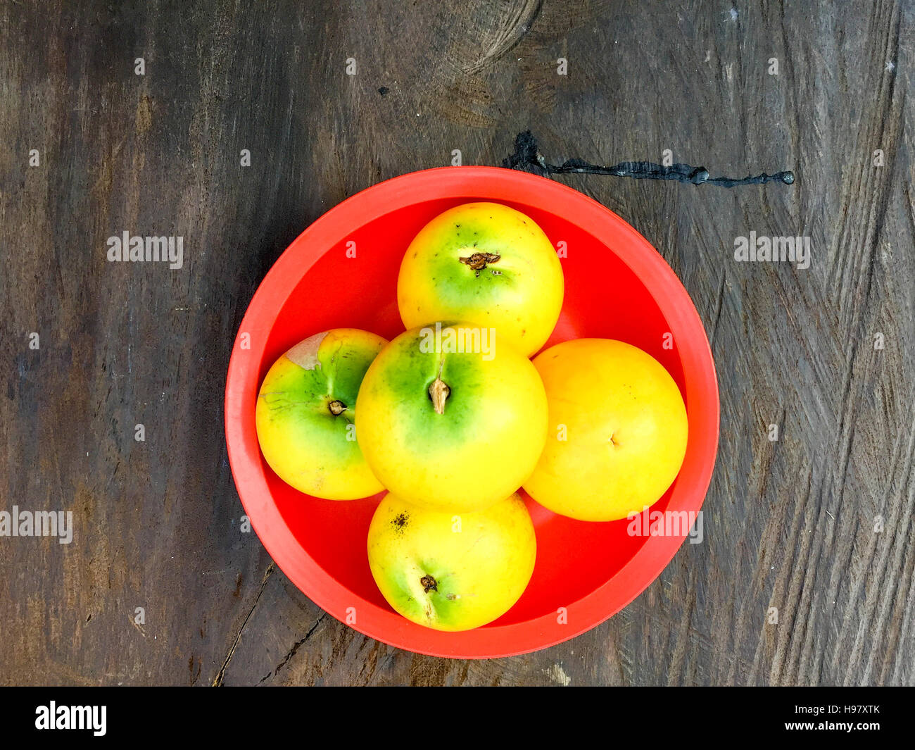 Pouteria caimito Abiu fraîches ou des fruits sur le dessus de la table en bois avec un éclairage naturel. Banque D'Images