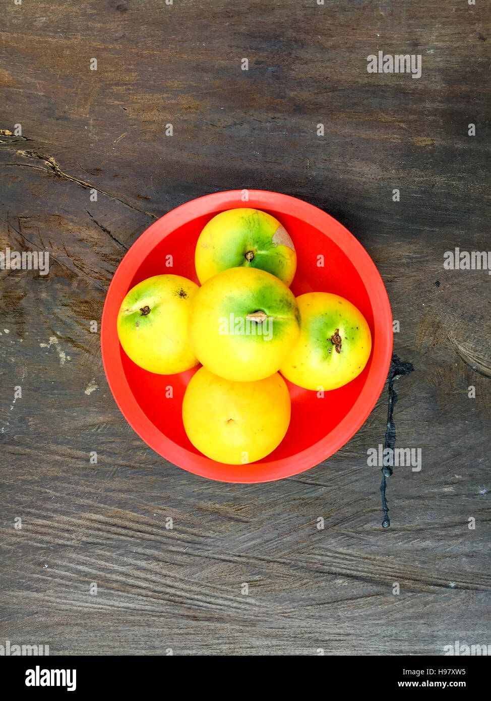 Pouteria caimito Abiu fraîches ou des fruits sur le dessus de la table en bois avec un éclairage naturel. Banque D'Images