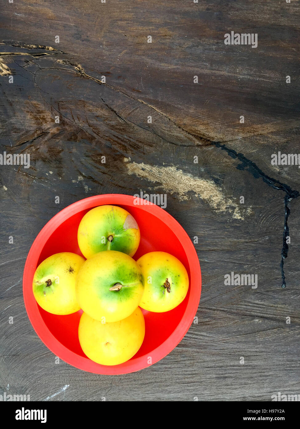 Pouteria caimito Abiu fraîches ou des fruits sur le dessus de la table en bois avec un éclairage naturel. Banque D'Images