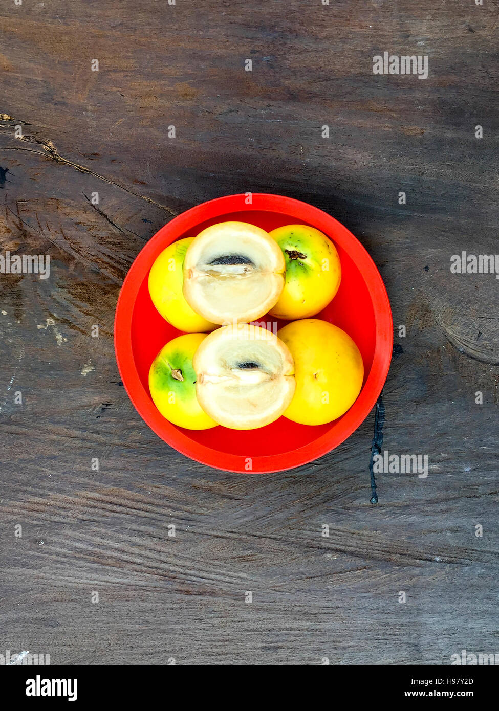 Pouteria caimito Abiu fraîches ou des fruits sur le dessus de la table en bois avec un éclairage naturel. Banque D'Images