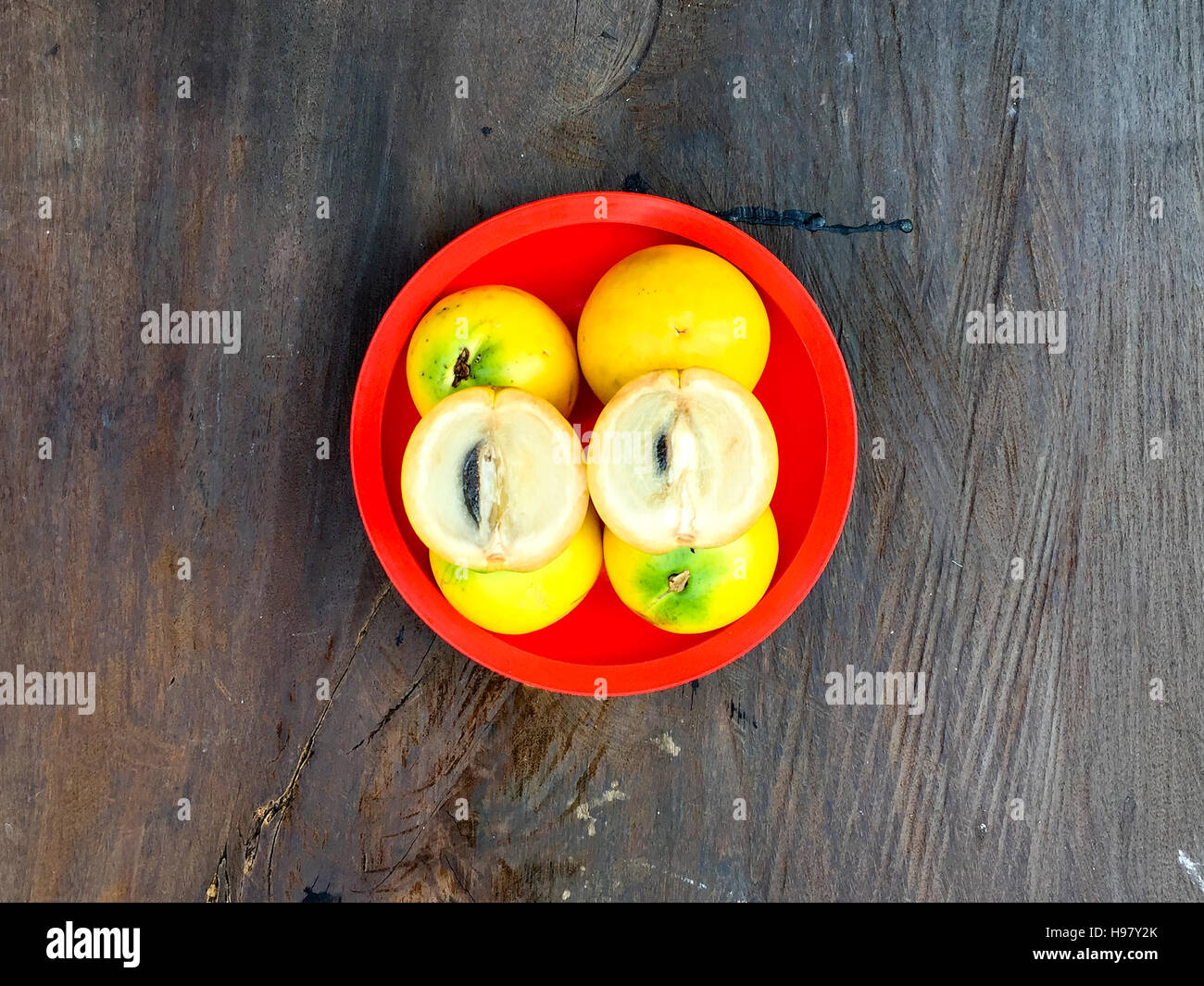 Pouteria caimito Abiu fraîches ou des fruits sur le dessus de la table en bois avec un éclairage naturel. Banque D'Images