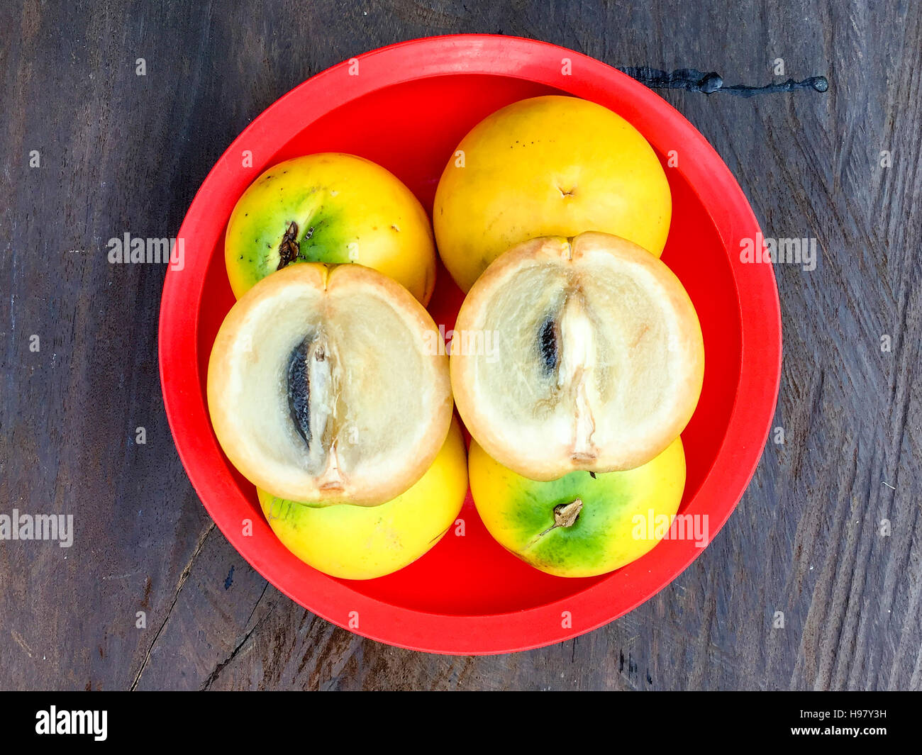 Pouteria caimito Abiu fraîches ou des fruits sur le dessus de la table en bois avec un éclairage naturel. Banque D'Images