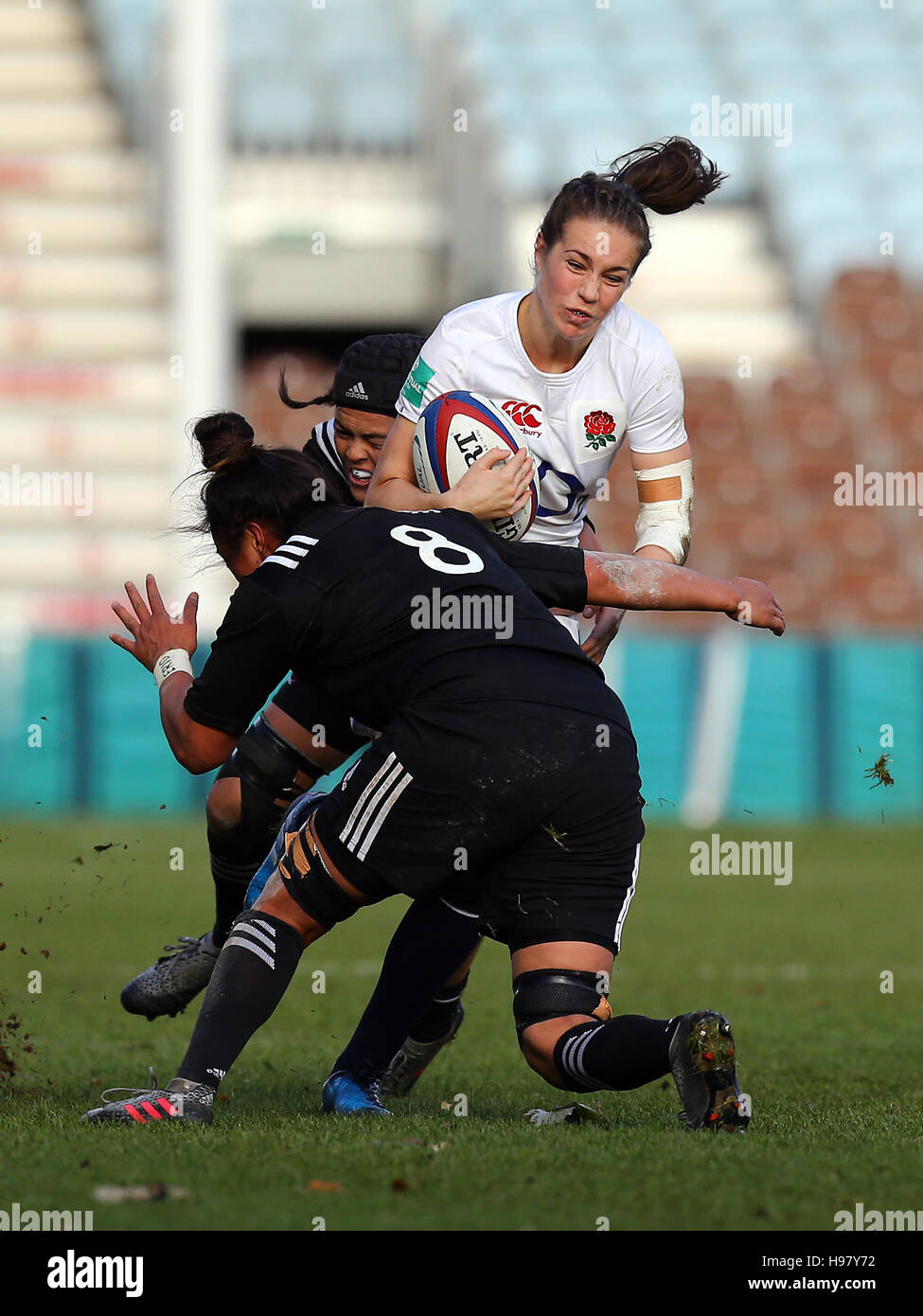 L'Angleterre Emily Scarratt en action au cours de l'ancienne richesse mutuelle Series match à Twickenham Stoop, Londres. Banque D'Images