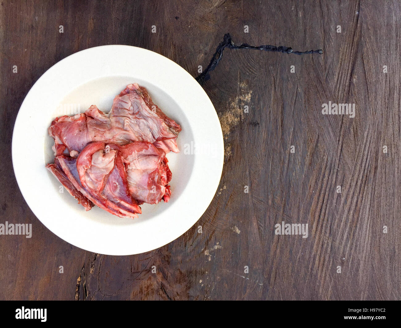 La viande de cerf crue ou venaison côtes dans le haut de table en bois. Banque D'Images