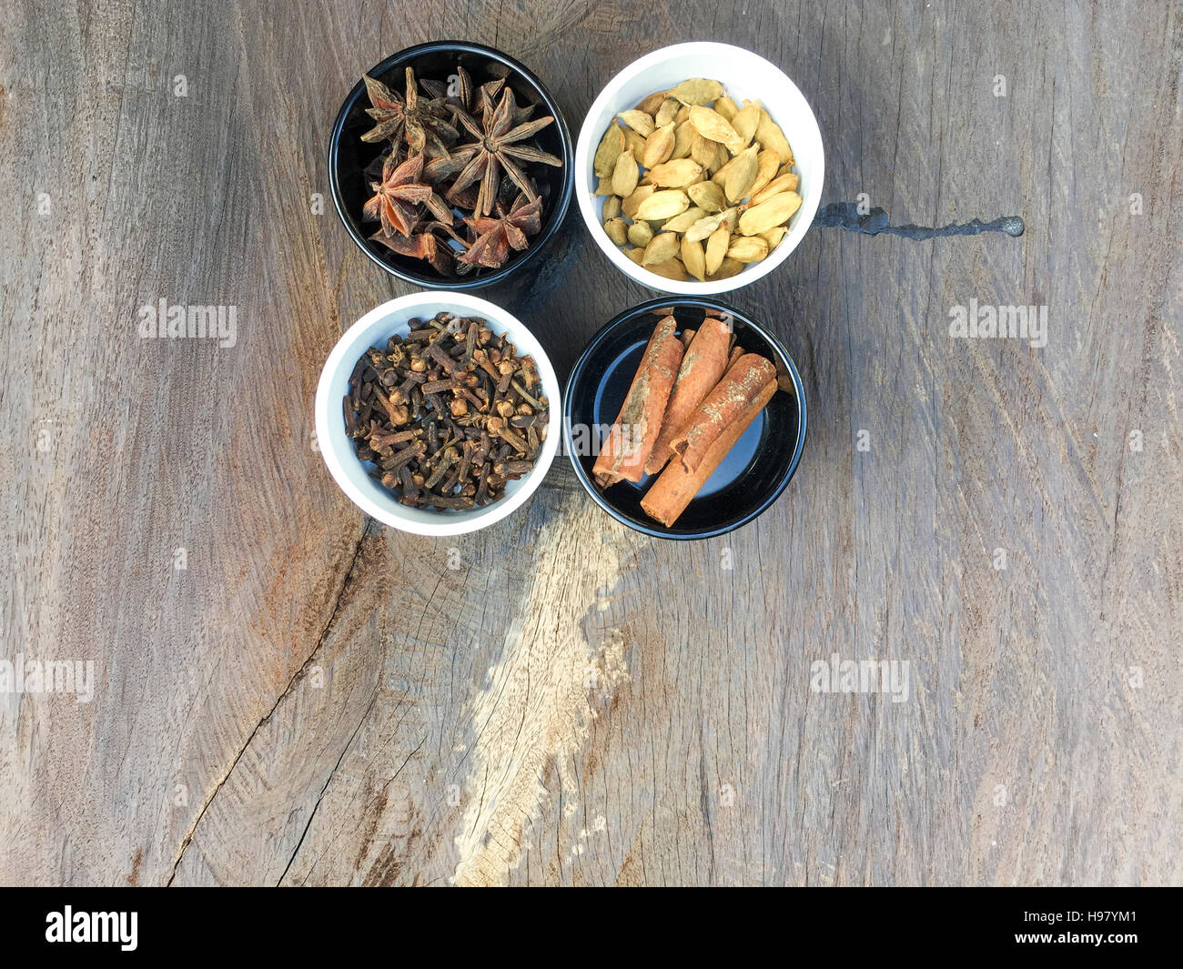 Soft focus et sélective d'épices cannelle, l'anis, de girofle et de cardamome dans la tasse sur le dessus de table en bois avec un éclairage naturel. Banque D'Images
