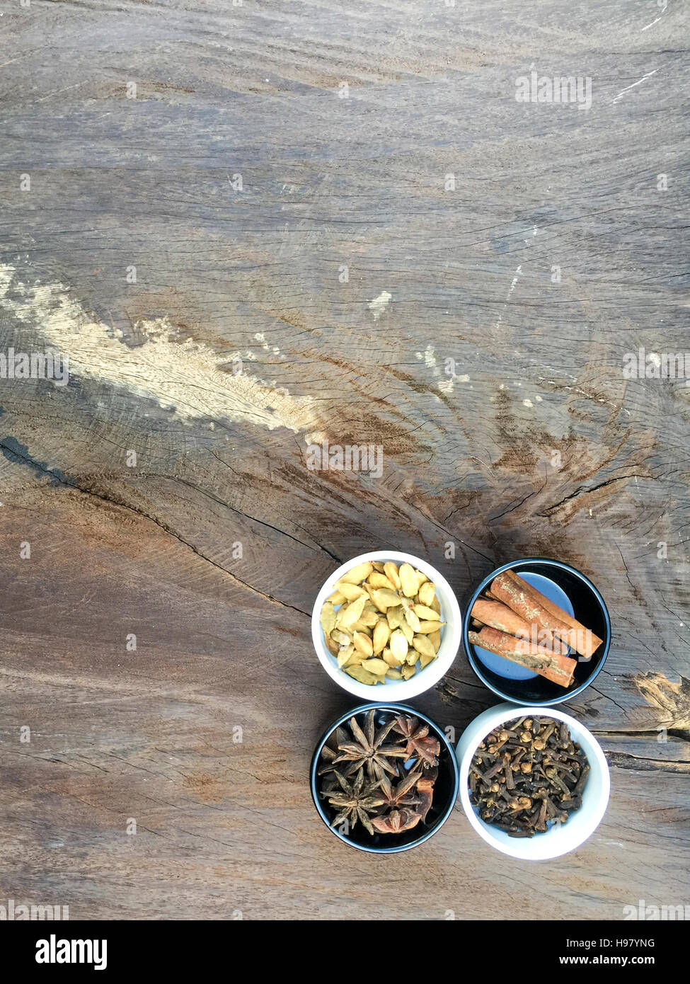 Soft focus et sélective d'épices cannelle, l'anis, de girofle et de cardamome dans la tasse sur le dessus de table en bois avec un éclairage naturel. Banque D'Images