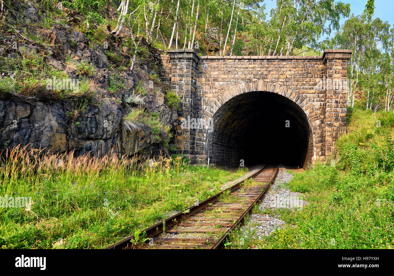 Façade de l'un des nombreux tunnels sur Circum-Baikal de fer. L'architecture du début du xxe siècle. Région d'Irkoutsk. La Russie Banque D'Images