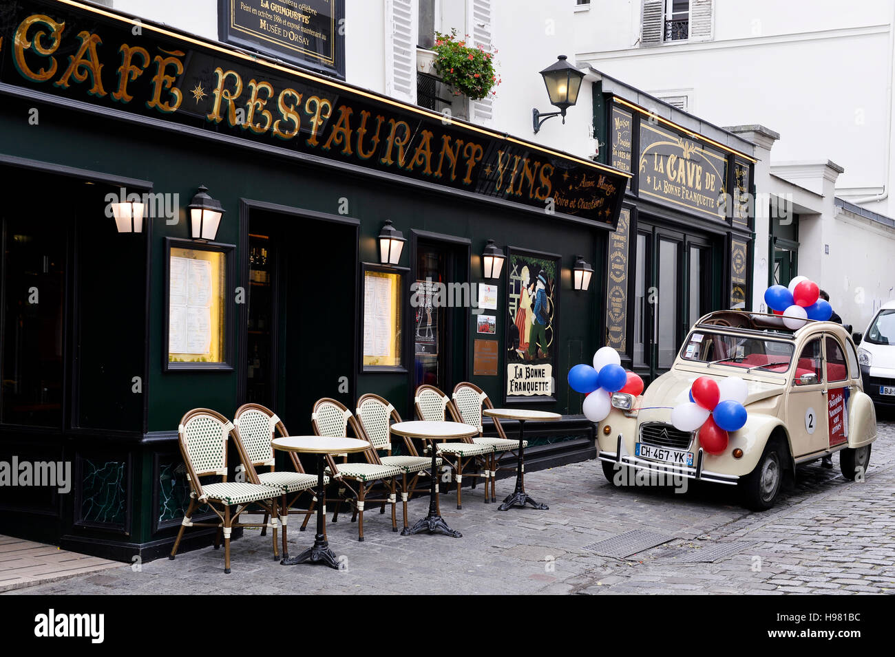 2CV préparé pour le beaujolais nouveau à Montmartre, Paris, France Banque D'Images