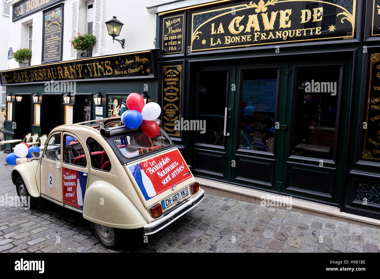 2CV préparé pour le beaujolais nouveau à Montmartre, Paris, France Banque D'Images