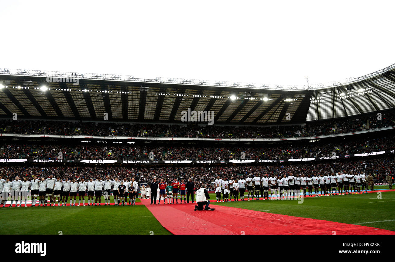 Les équipes alignez avant le match international d'automne au stade de Twickenham, Londres. Banque D'Images