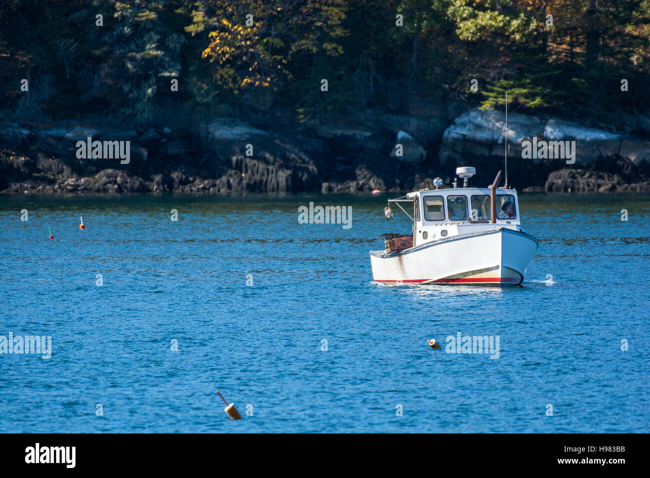 Bateau de pêche au homard à l'automne contre l'eau de l'océan bleu profond sur la côte du Maine, New England Banque D'Images