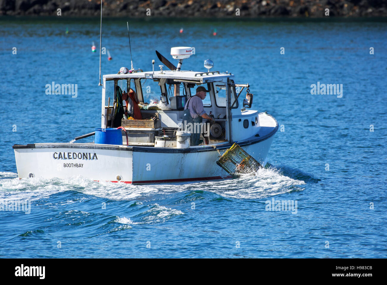 Bateau de pêche au homard à l'automne contre l'eau de l'océan bleu profond sur la côte du Maine, New England Banque D'Images
