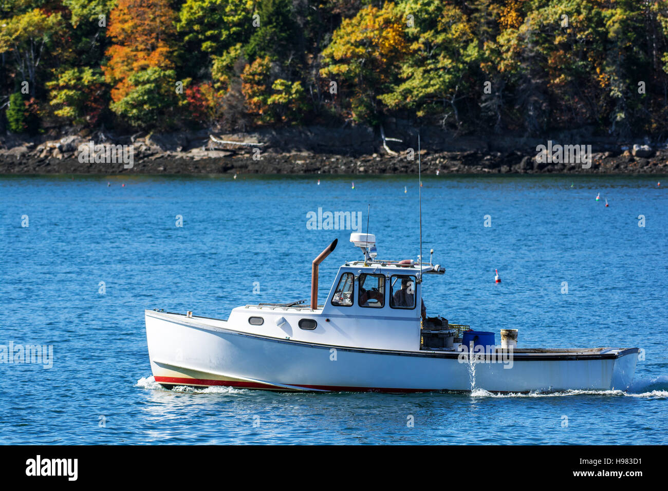 Bateau de pêche au homard à l'automne contre l'eau de l'océan bleu profond sur la côte du Maine, New England Banque D'Images