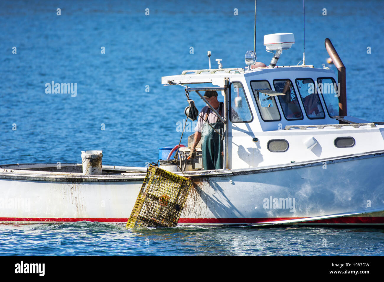Bateau de pêche au homard à l'automne contre l'eau de l'océan bleu profond sur la côte du Maine, New England Banque D'Images