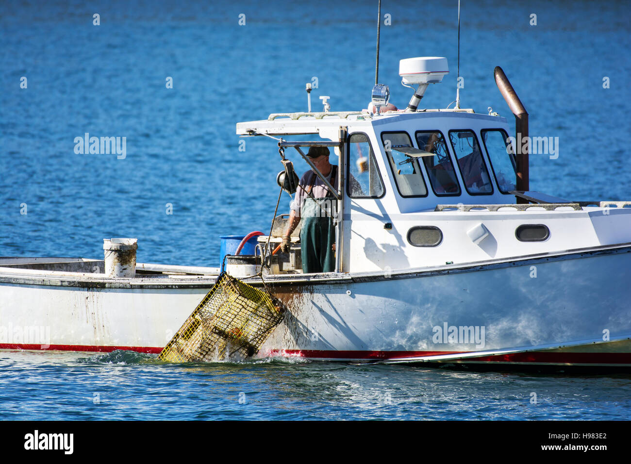 Bateau de pêche au homard à l'automne contre l'eau de l'océan bleu profond sur la côte du Maine, New England Banque D'Images