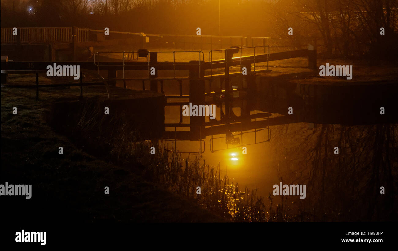 Nuit de brouillard de Glasgow et de l'avant des conditions brumeuses canal clyde Banque D'Images