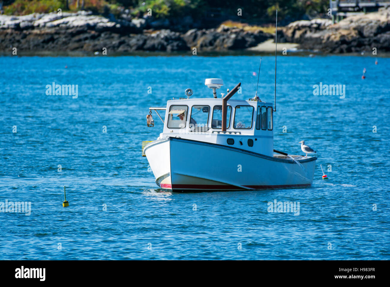 Bateau de pêche au homard à l'automne contre l'eau de l'océan bleu profond sur la côte du Maine, New England Banque D'Images