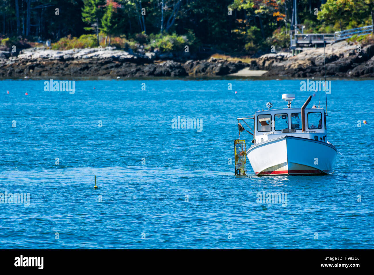 Bateau de pêche au homard à l'automne contre l'eau de l'océan bleu profond sur la côte du Maine, New England Banque D'Images