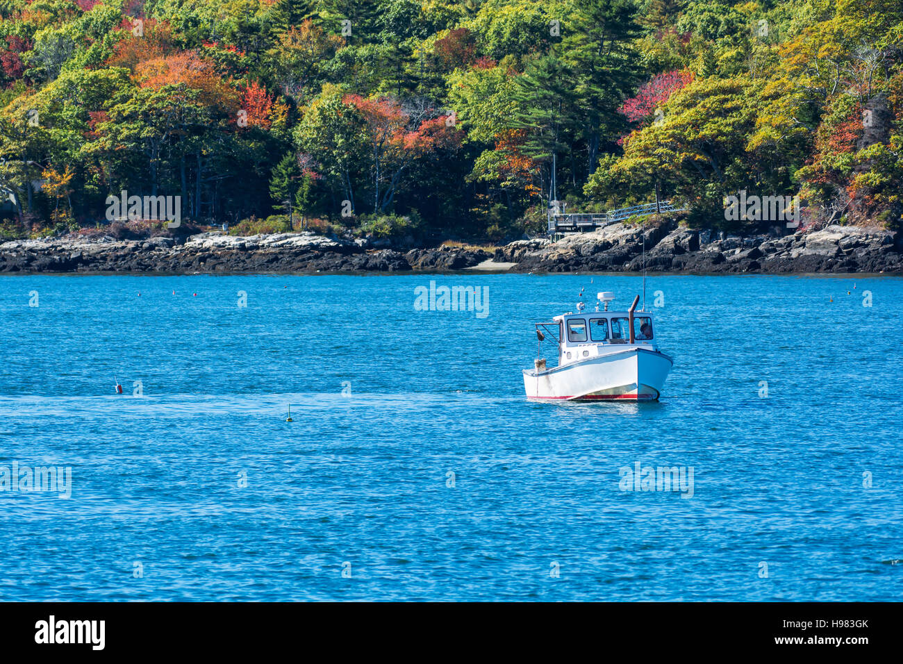 Bateau de pêche au homard à l'automne contre l'eau de l'océan bleu profond sur la côte du Maine, New England Banque D'Images