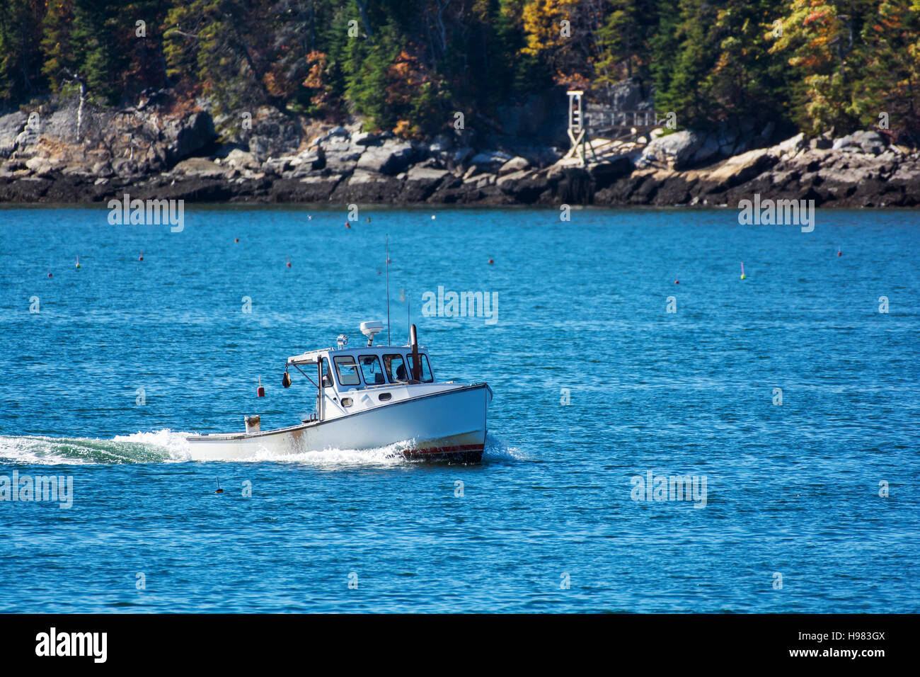Bateau de pêche au homard à l'automne contre l'eau de l'océan bleu profond sur la côte du Maine, New England Banque D'Images