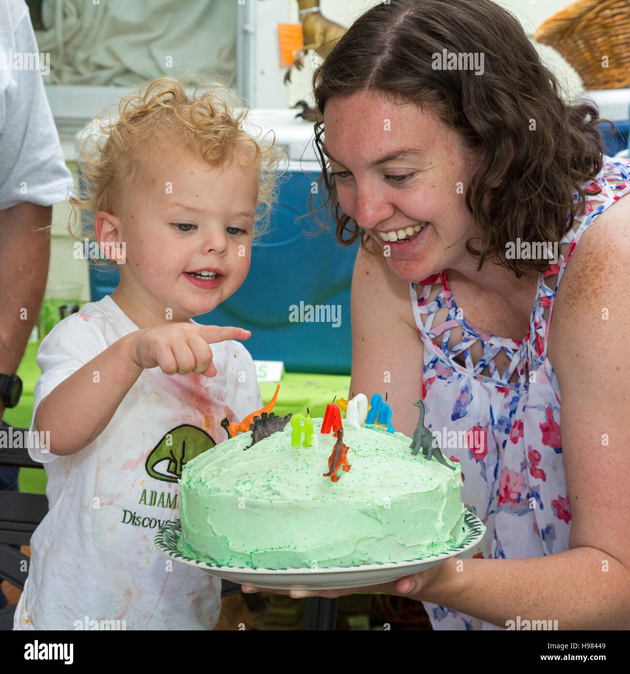 Denver Colorado Adam Hjermstad Jr Souligne Les Dinosaures Sur Le Gateau A Son Deuxieme Anniversaire Photo Stock Alamy Denver Colorado Adam Hjermstad Jr Souligne Les Dinosaures Sur Le Gateau A Son Deuxieme Anniversaire Photo Stock Alamy
