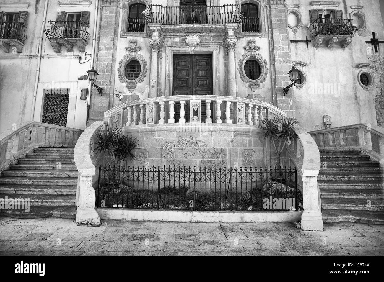 Palais nobles avec escaliers monumentaux à Milazzo. Sicile Banque D'Images