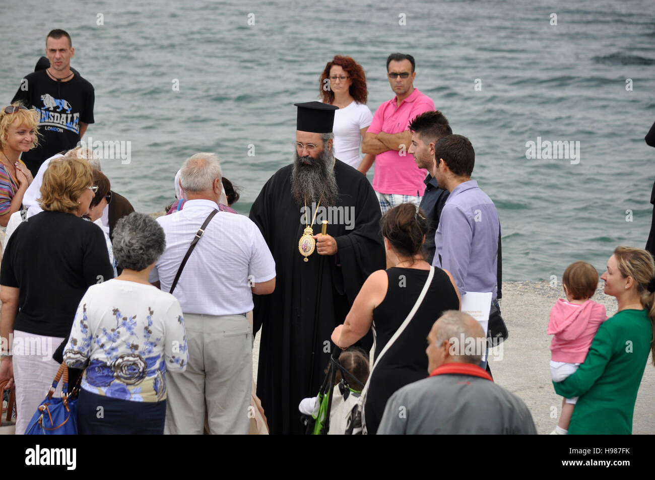 Prêtre orthodoxe avec les croyants avant de commencer à Mt. Athos, en Grèce Banque D'Images