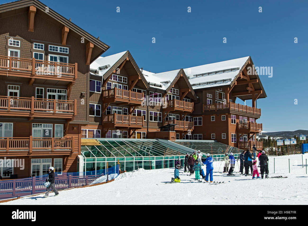 Grand Lodge et les skieurs et snowboarders, Peak 8, Breckenridge, Colorado USA Banque D'Images