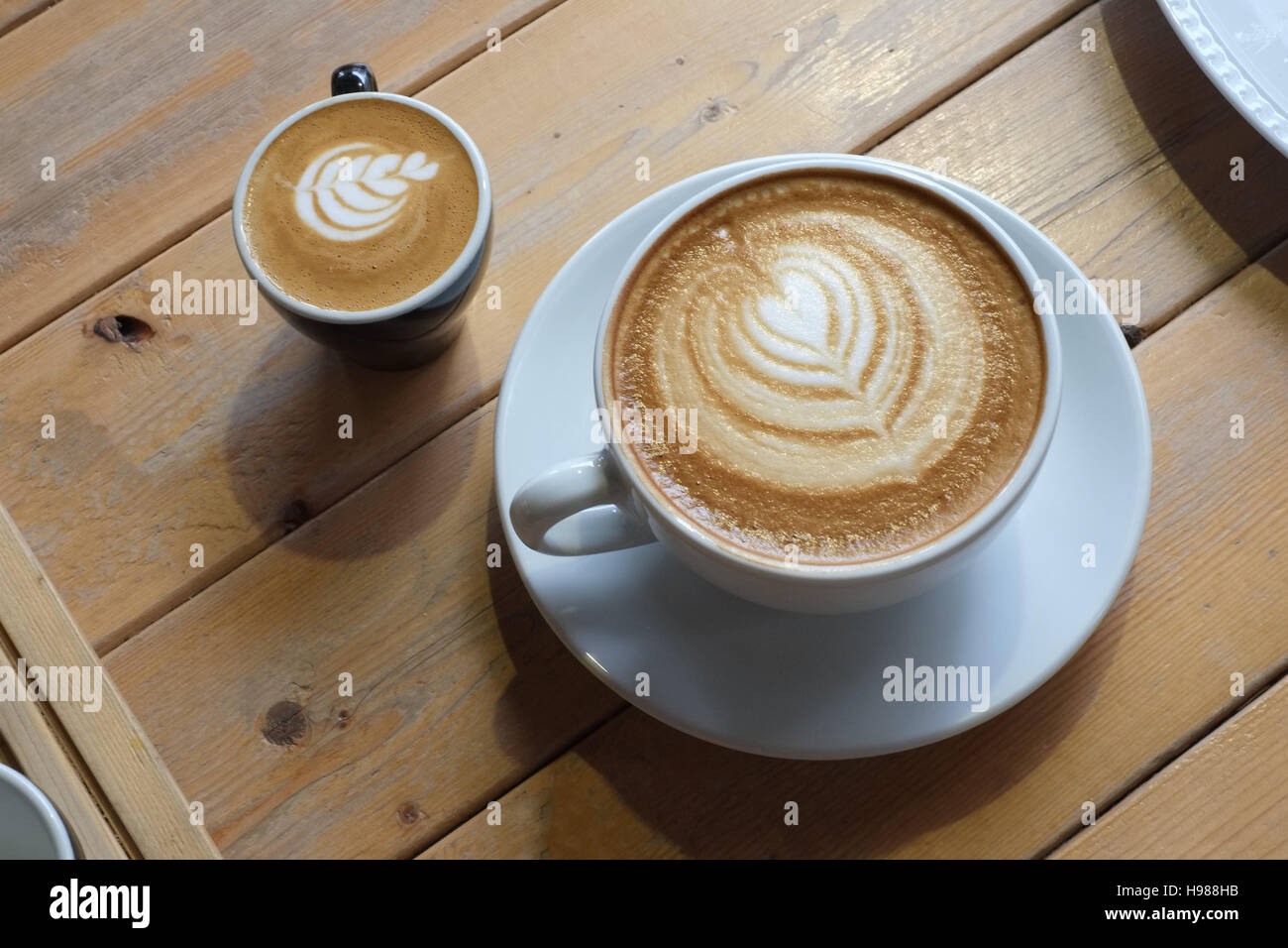 Deux tasses de café latte sur table en bois Banque D'Images