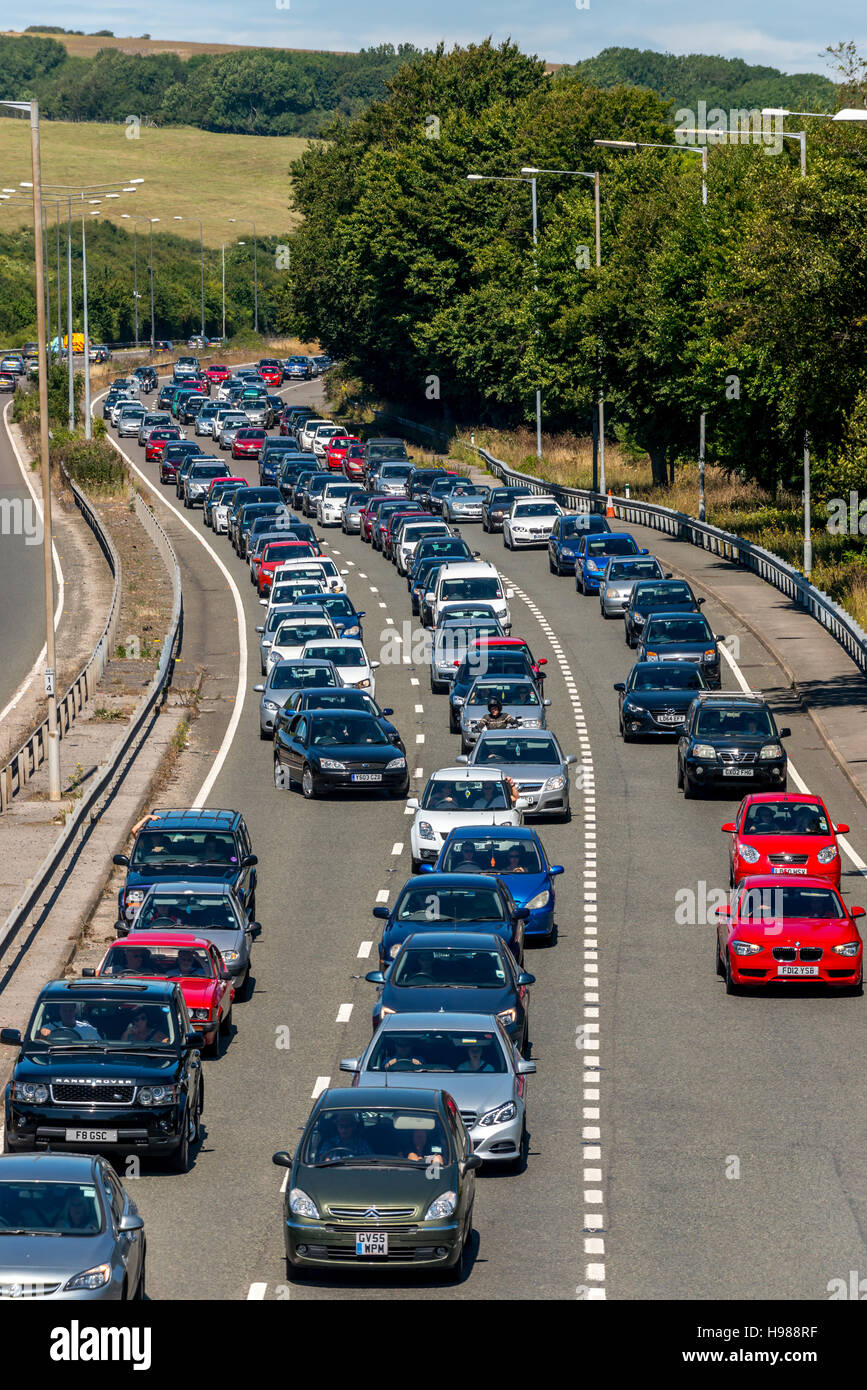 La queue des voitures sur l'A23 pour entrer dans Brighton. Banque D'Images