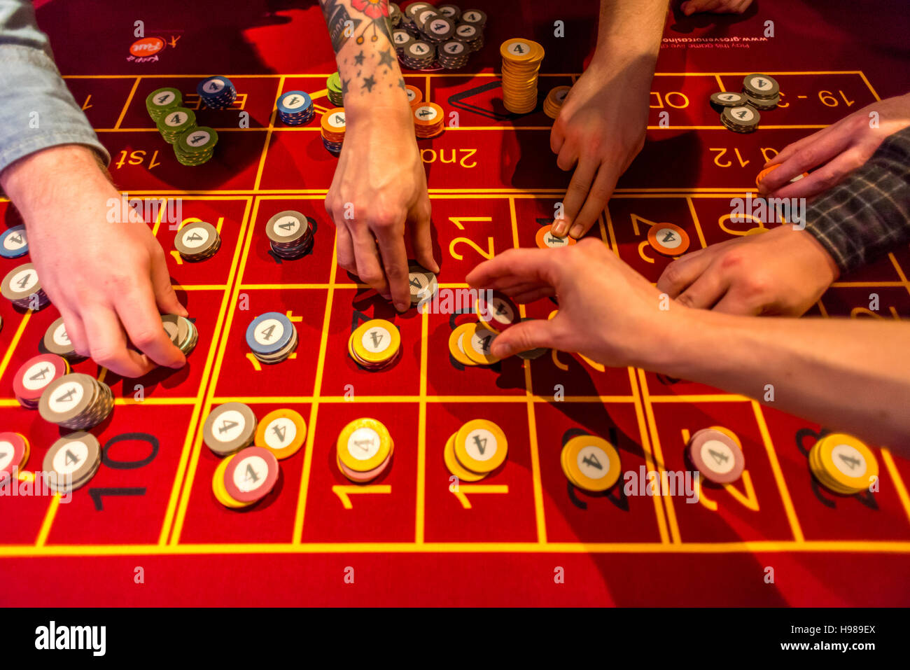 Les jeunes hommes sur la nuit du jeu et jouer à la roulette Banque D'Images