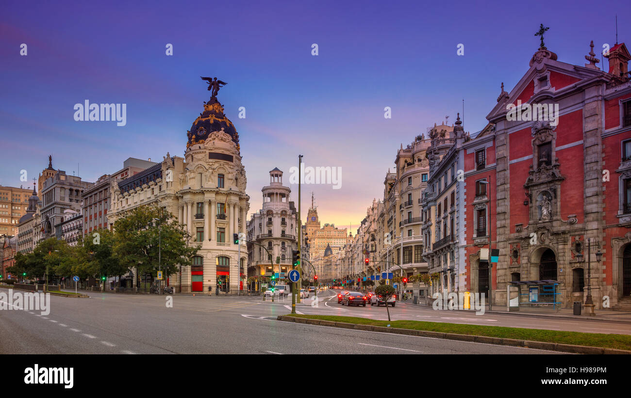 Madrid. Paysage urbain panoramique droit de Madrid, Espagne pendant le lever du soleil. Banque D'Images