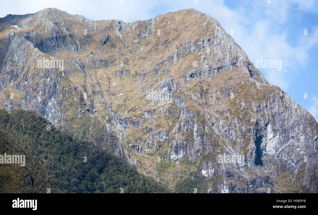 La vue panoramique sur les sommets des montagnes dans le parc national de Fiordland (Nouvelle-Zélande) Banque D'Images