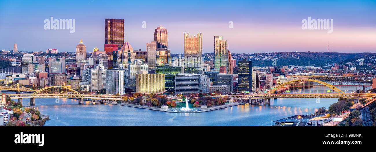 Pittsburgh, Pennsylvanie skyline at Dusk. Situé au confluent de la Monongahela et Ohio, Banque D'Images