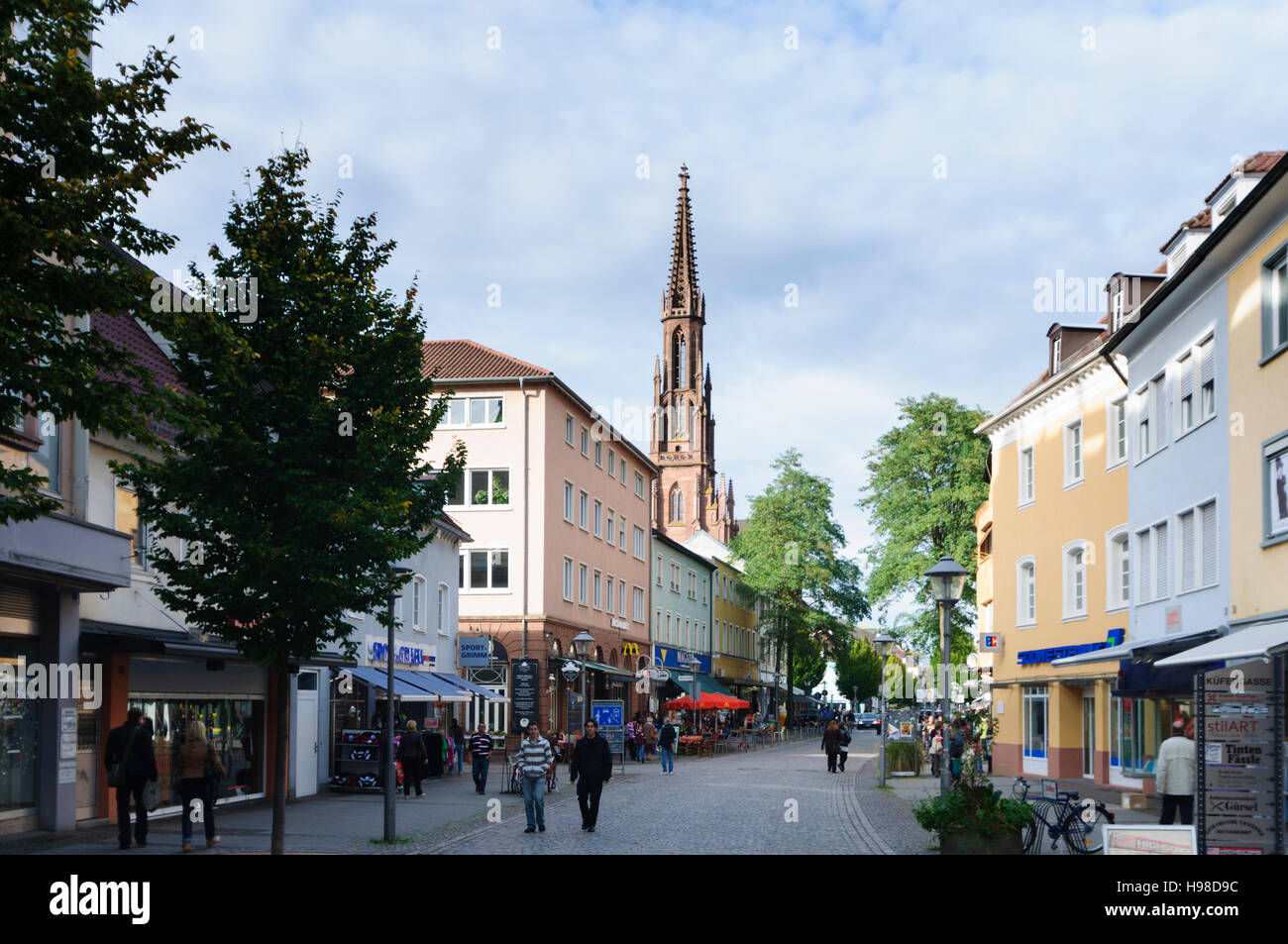 Offenburg : rue Hauptstraße, église de Ville, Forêt-Noire, Schwarzwald, Baden-Württemberg, Allemagne Banque D'Images