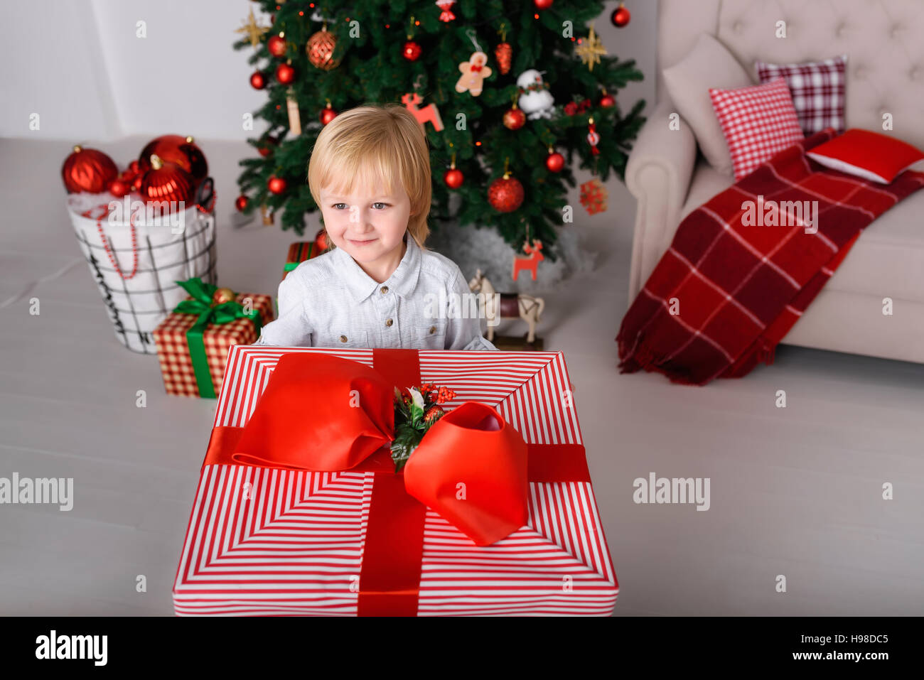 Garçon avec un gros cadeau de Noël Banque D'Images