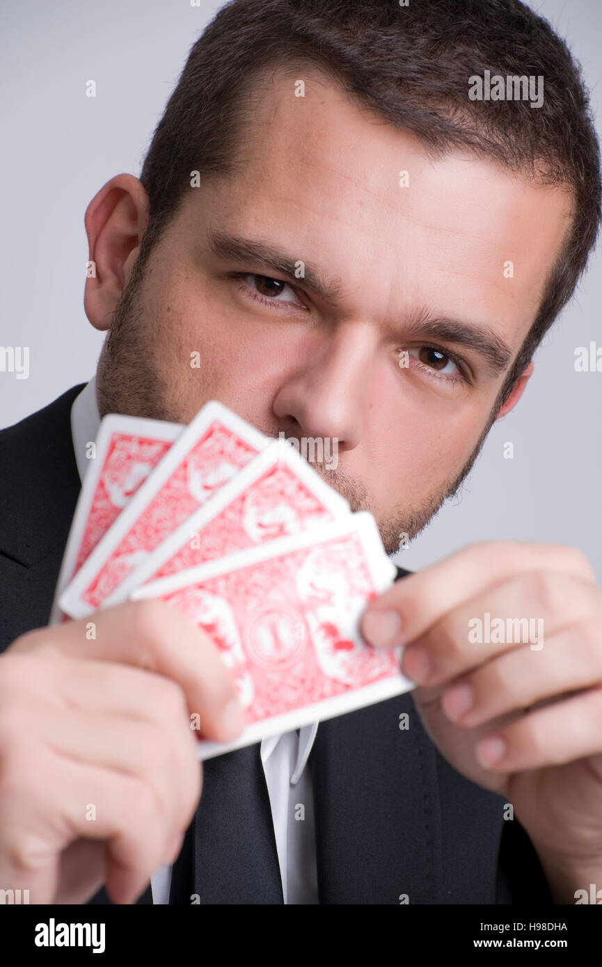 L'homme jouant aux cartes, poker face Banque D'Images