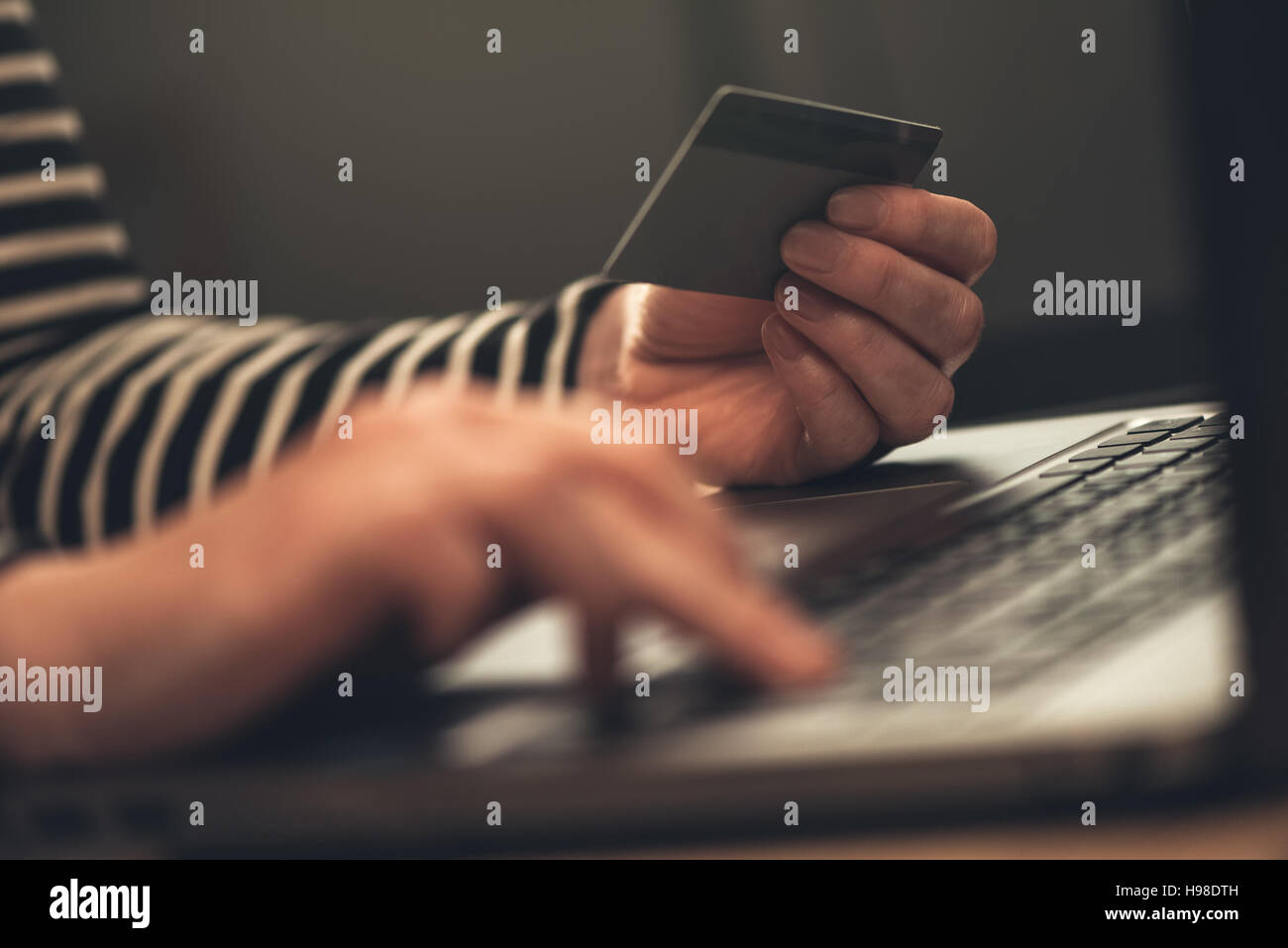 Ordinateur portable achat en ligne d'office, femme d'affaires à l'aide de cartes de paiement de débit d'acheter des articles sur internet, selective focus Banque D'Images