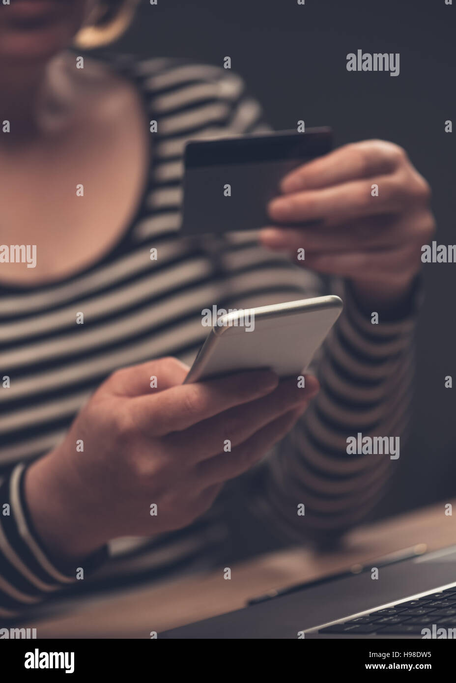 Magasinage en ligne avec l'application pour smartphone de bureau, femme d'utiliser des cartes de paiement de débit d'acheter des articles sur internet, selective focus Banque D'Images
