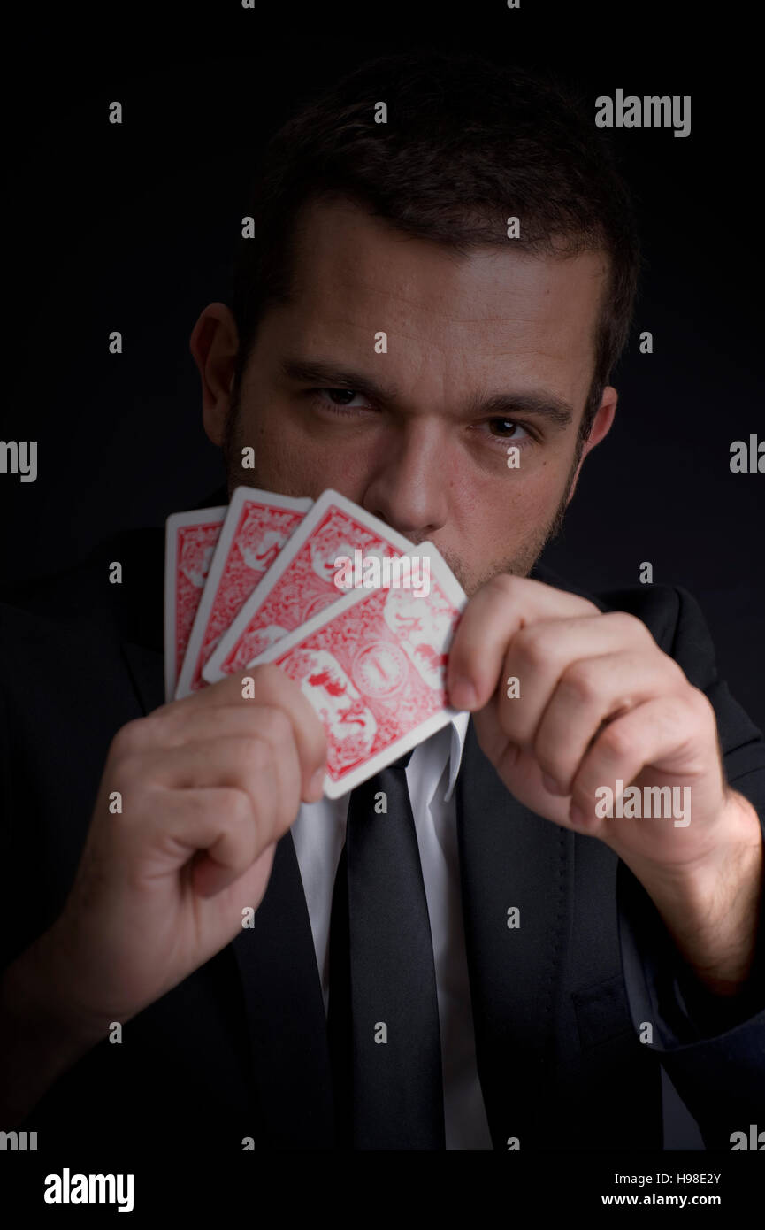 L'homme jouant aux cartes, poker face Banque D'Images