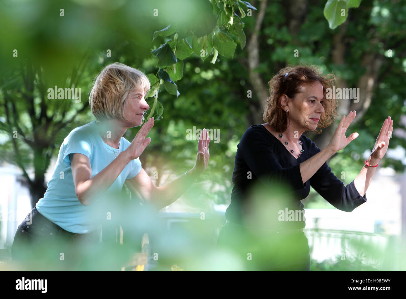 Tai Chi pratiqué par les femmes de race blanche âgés Banque D'Images