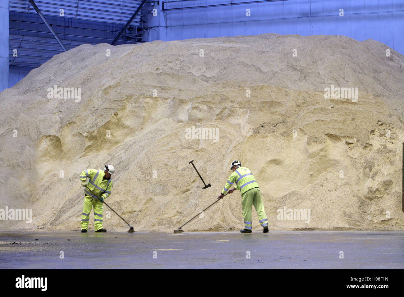 Des travailleurs du sel de voirie d'hiver dans une grange de stockage Banque D'Images