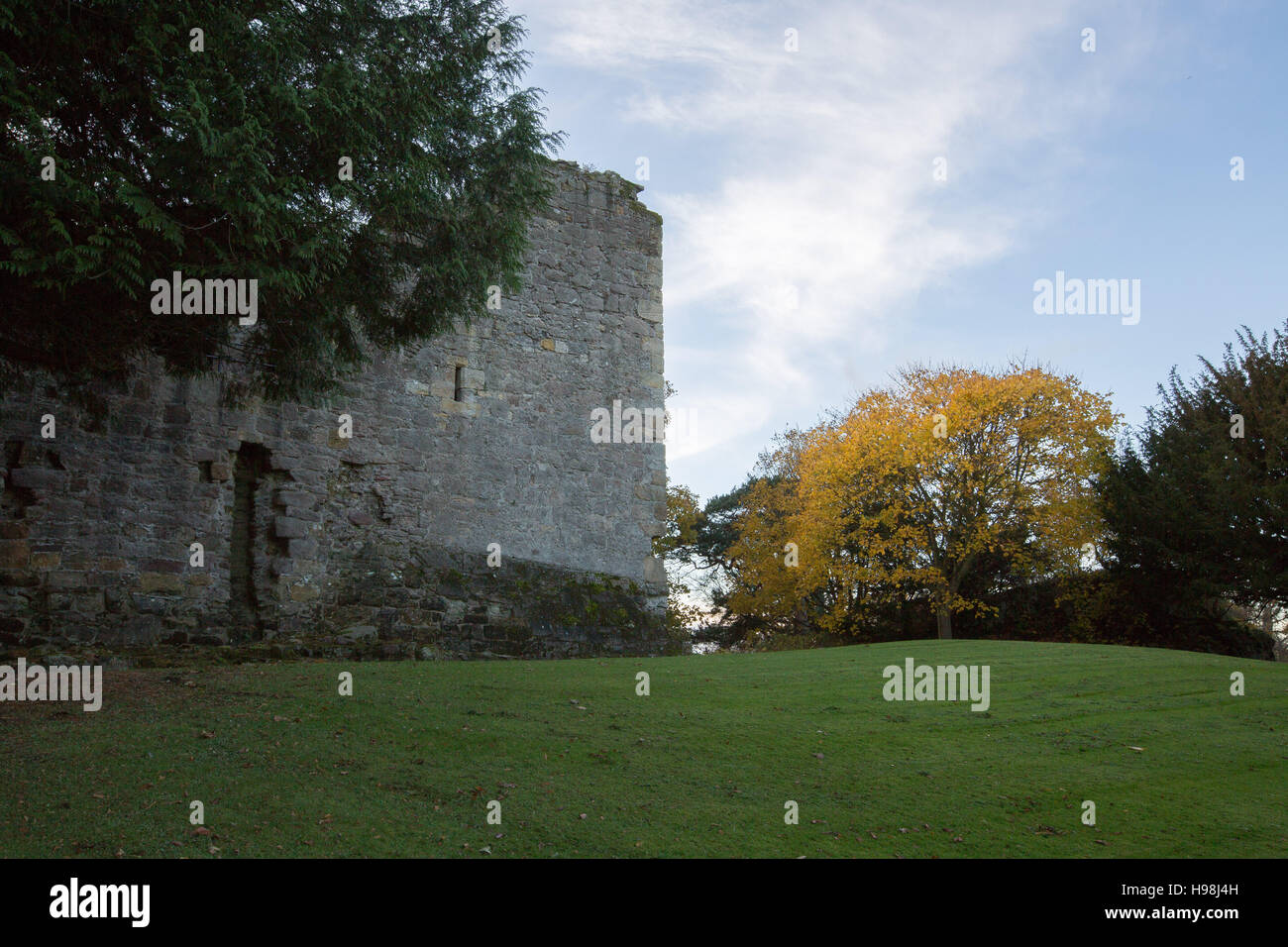 Vue générale du château de Dirleton, East Lothian, Scotland prises en fin d'après-midi d'un jour nuageux, d'automne en 2016. Banque D'Images