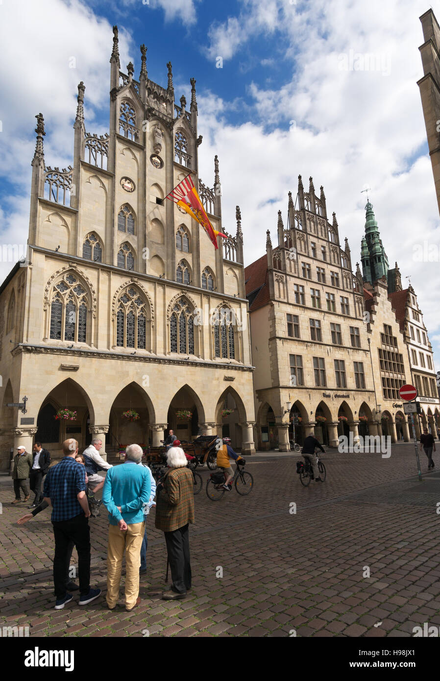 Un groupe de personnes dans la rue avant de l'hôtel de ville Rathaus ou à Munster, Allemagne, Europe Banque D'Images